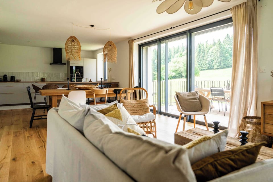 Coin salon donnant un superbe panorama avec sa grande baie vitrée  - Gite 8 personnes -  Le Singulier - Station des Rousses