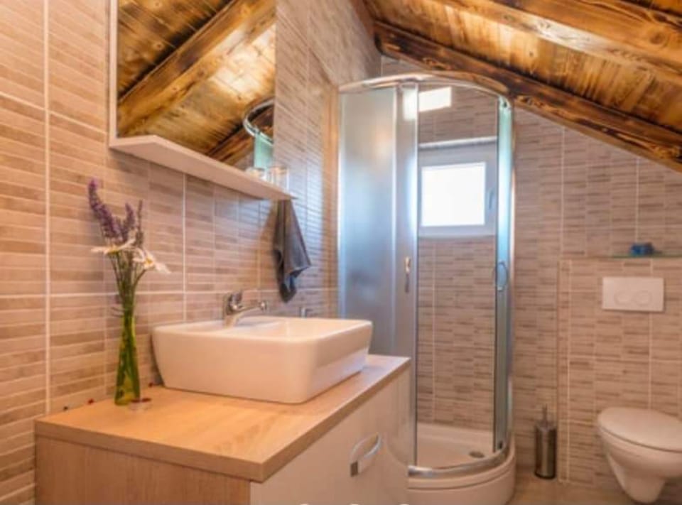 Villa (Villa Balamunta - Three Bedroom Villa) | Bathroom | Shower, towels