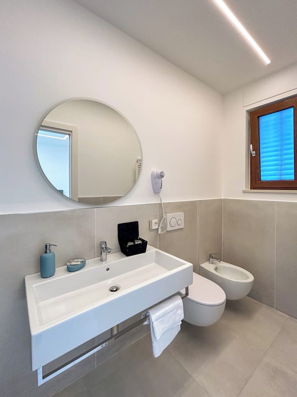 Superior Double Room, Balcony, Sea View | Bathroom | Shower, hair dryer, bidet, towels