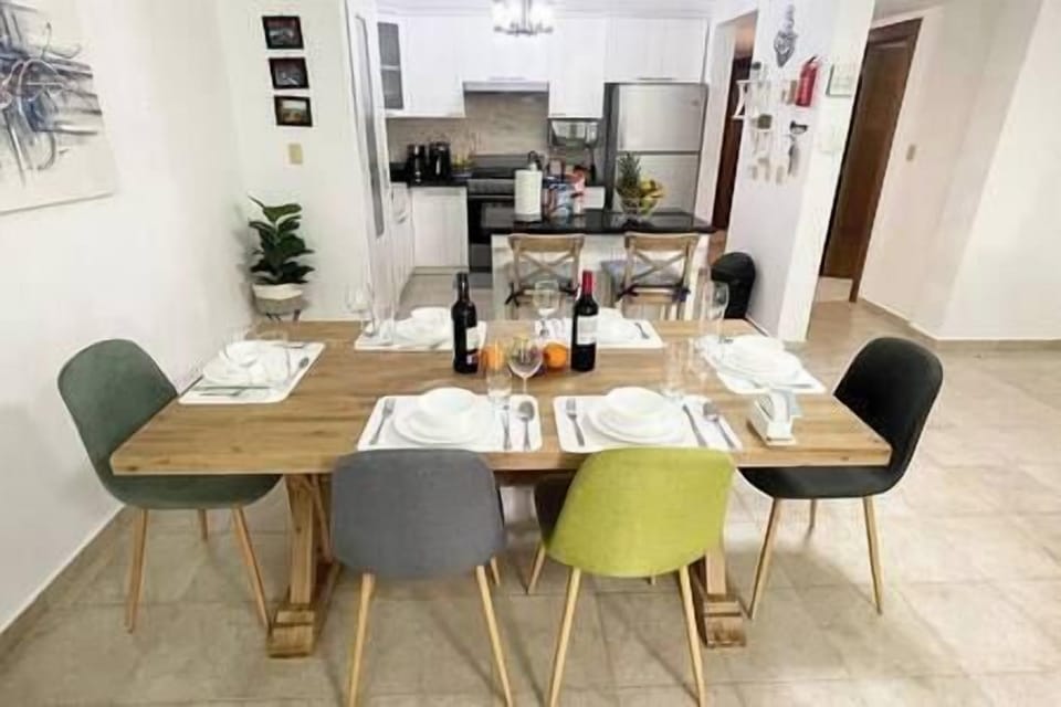 Comedor y cocina con desayunador / Dining room and kitchen with breakfast area