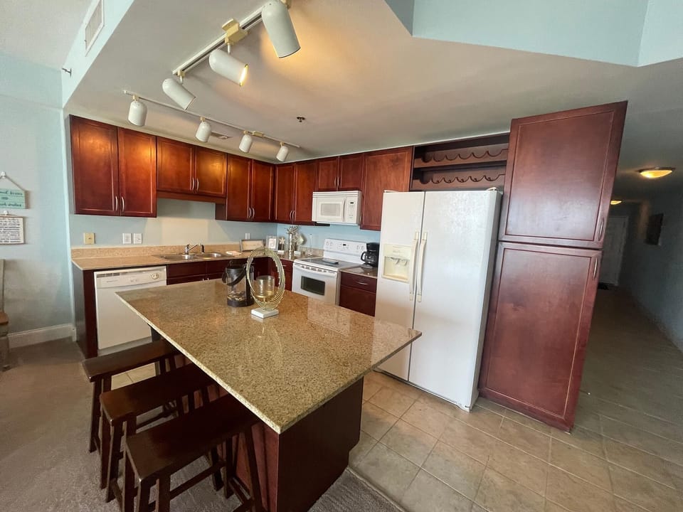 Condo, 1 King Bed with Sofa bed (Laketown Wharf 1902) | Private kitchen | Oven, toaster