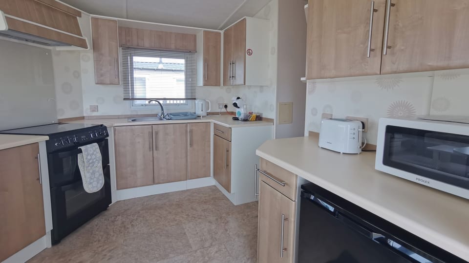Chalet | Private kitchen | Fridge, microwave, oven, stovetop