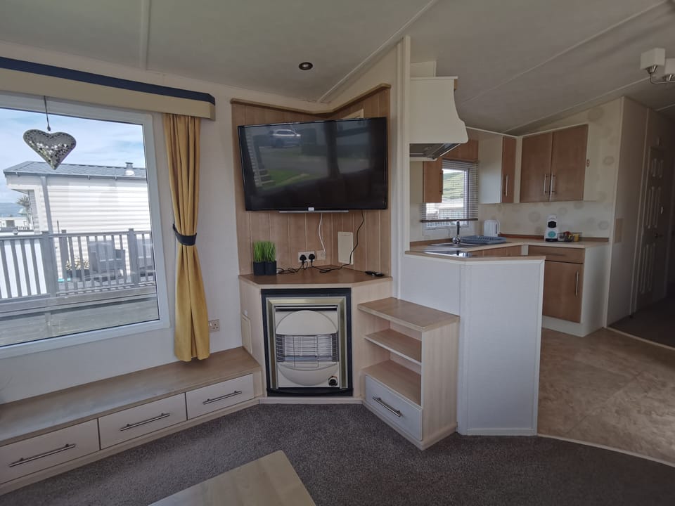 Chalet | Private kitchen | Fridge, microwave, oven, stovetop