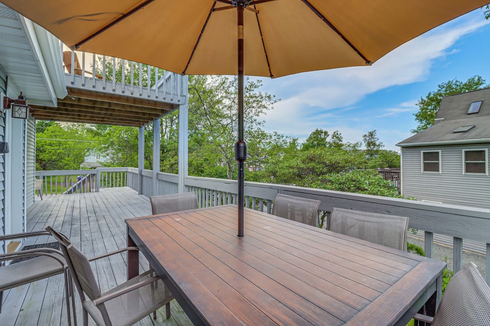 Main-Level Deck | Self Check-In | Walk to Lake Beach & Community Pool