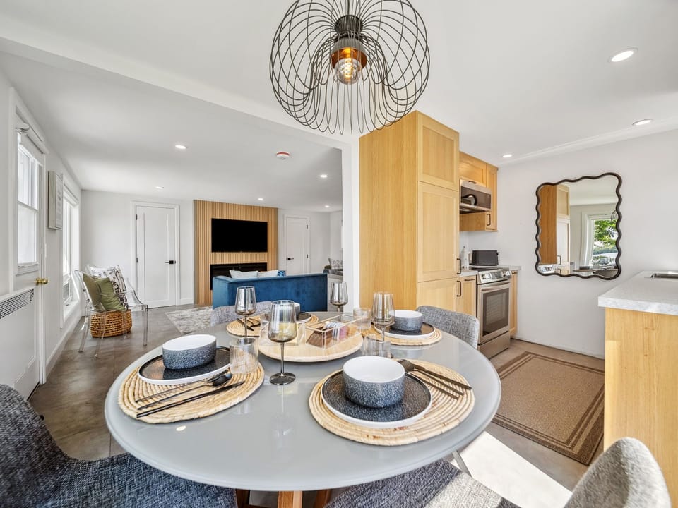 Dining Area: with full plates, Dinnerware & Complimentary breakfast condiments