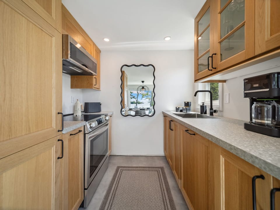 Full kitchen: Dishwasher, Coffee Maker, Full Stove/Oven, Microwave, Water kettle