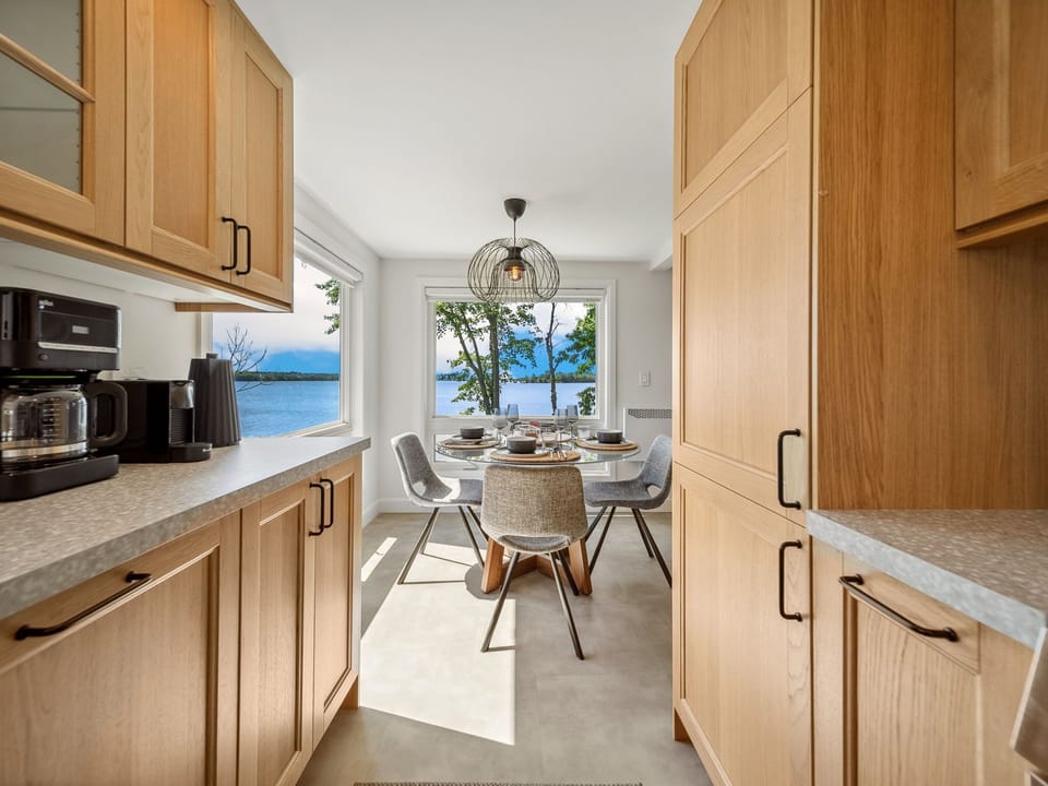 Full kitchen: Wine glasses, Nespresso Machine, Toaster, Mixer, Rice Cooker, etc