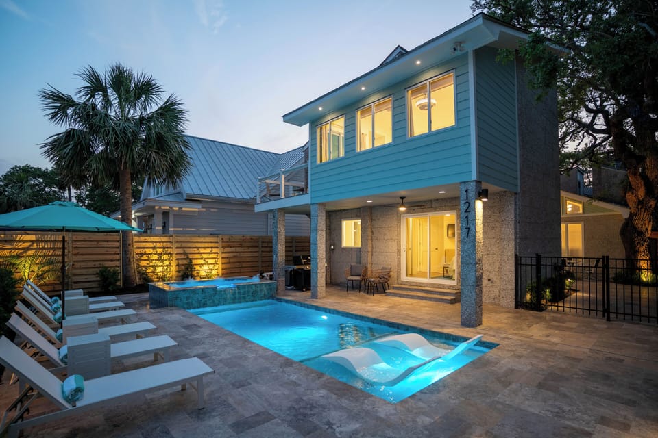 NEW Saltwater Pool with Hot Tub and Sun Shelf