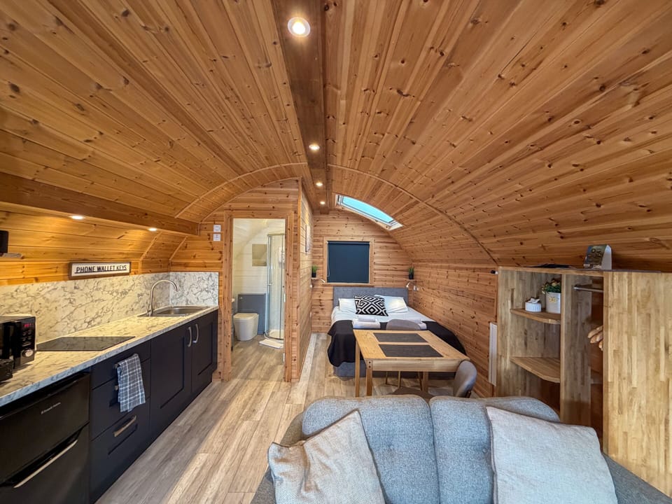 Cabin, Ensuite, Lake View | Lounge