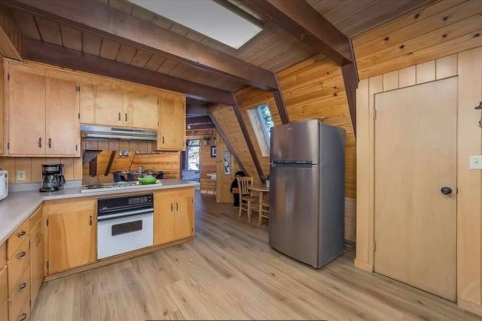 Kitchen - Refrigerator (Whirlpool) 