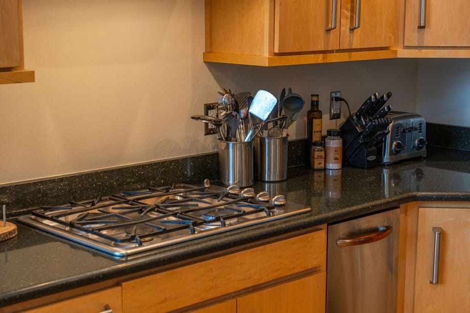 Whip up meals in this fully-equipped kitchen with a cozy breakfast table, just steps away from the living room! | The Juniper, Brian Head, Utah | Voyax Luxury Vacation Rentals