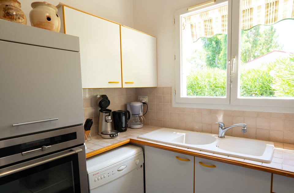 Fully equipped kitchen with dishwasher, fridge and washing machine
