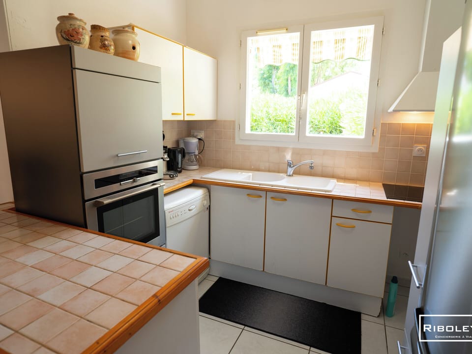 Fully equipped kitchen with dishwasher, fridge and washing machine