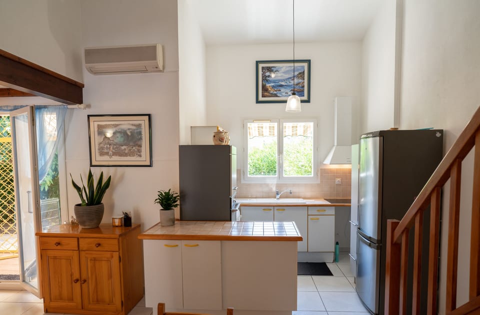 Fully equipped kitchen with dishwasher, fridge and washing machine