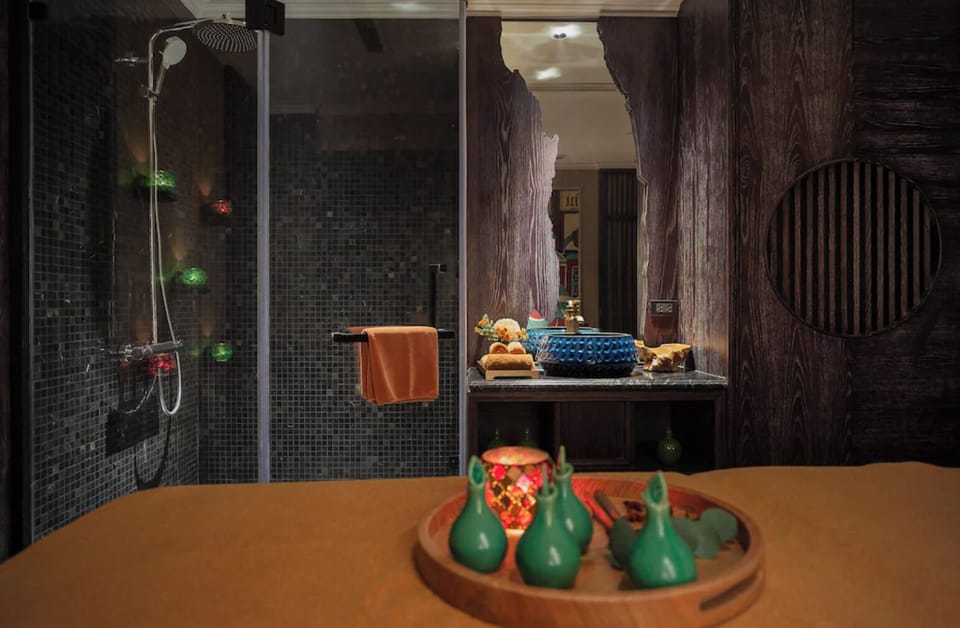 Couples treatment rooms, sauna, steam room, hot stone massages