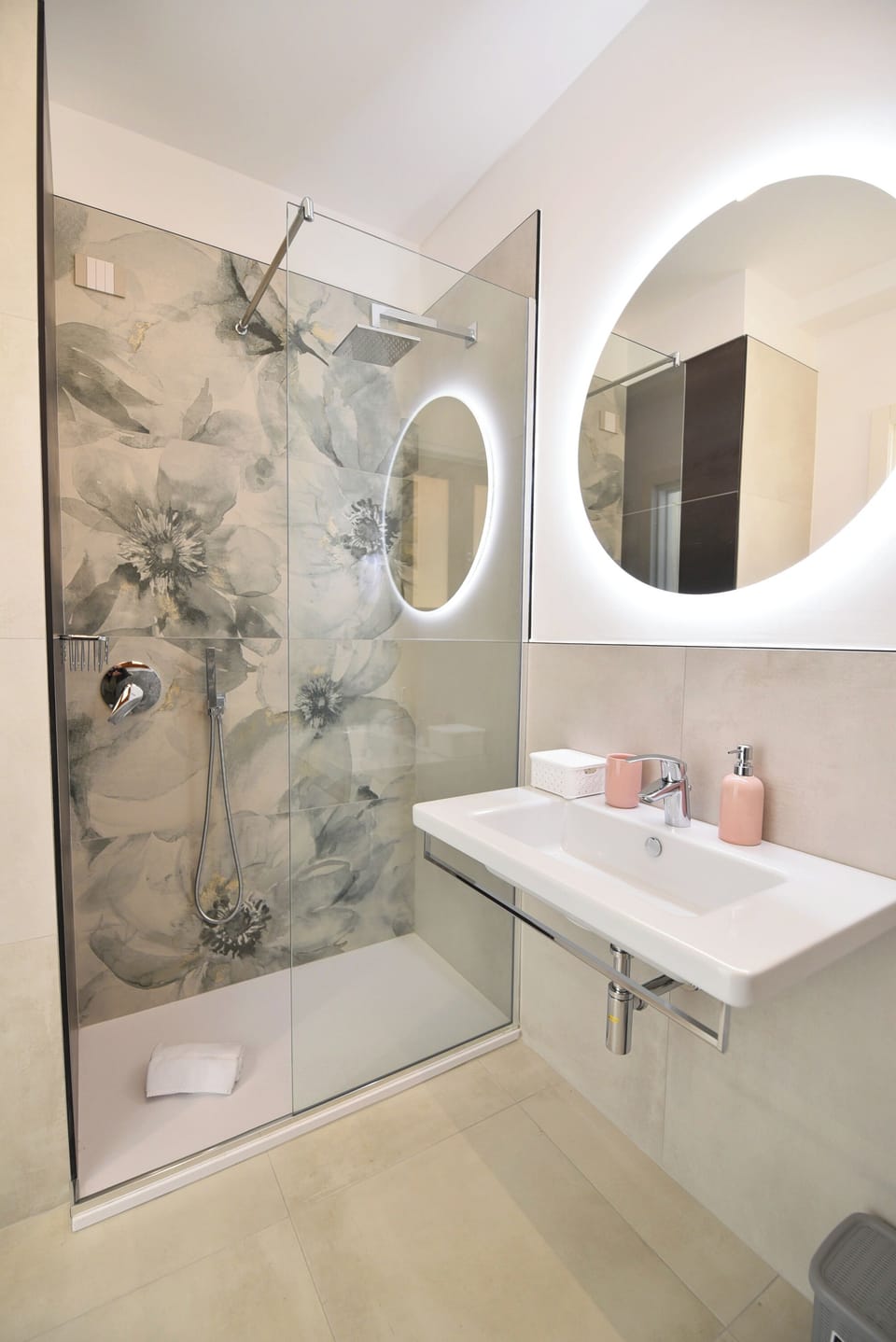 Superior Double Room, 1 Bedroom, Balcony, Hill View | Bathroom | Shower, free toiletries, hair dryer, slippers