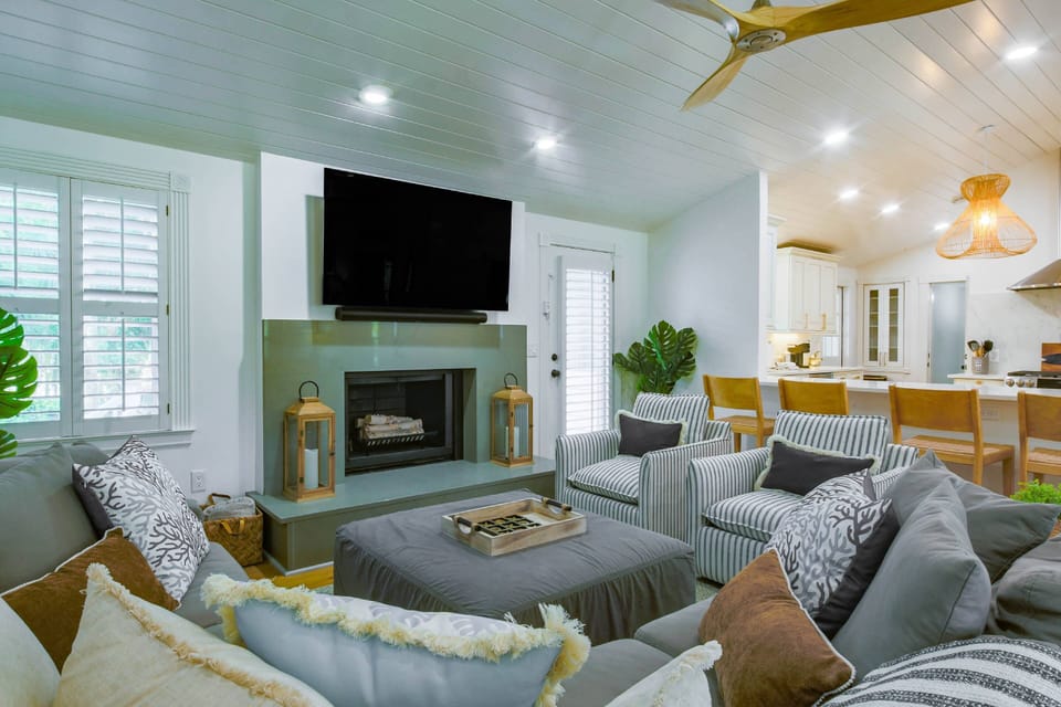 Twenty-One Palms is a beautiful, tropical oasis beach house on Isle of Palms.