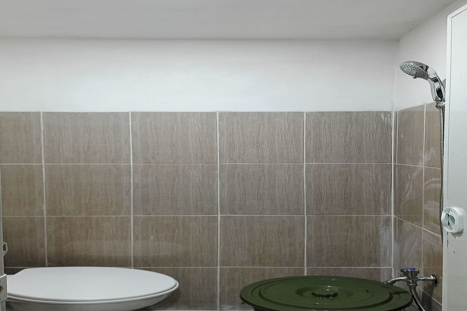Family Room | Bathroom | Shower, towels