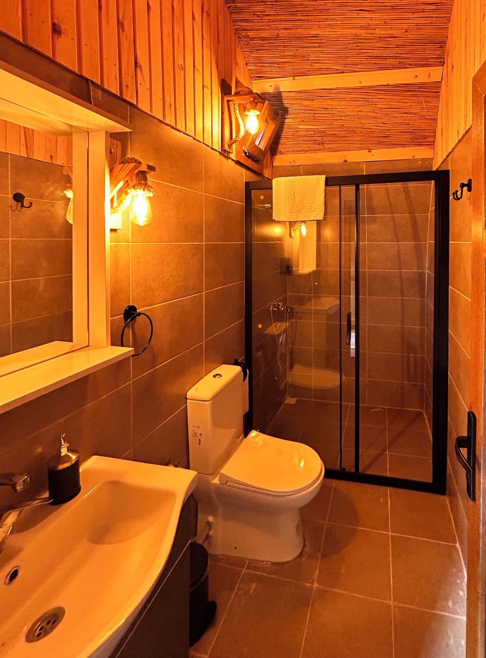 Melissa Evi | Bathroom | Hair dryer, towels, soap, shampoo