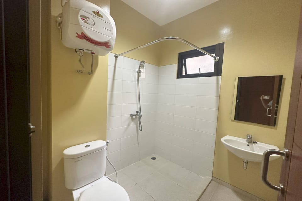 Deluxe Double Room | Bathroom | Shower, towels, soap
