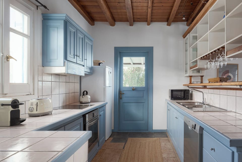Comfort Villa, Sea View | Private kitchen | Microwave, oven, stovetop, dining tables