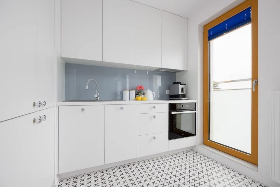 A bright, fully equipped kitchen allows you to prepare your favorite meals in a homely atmosphere.

