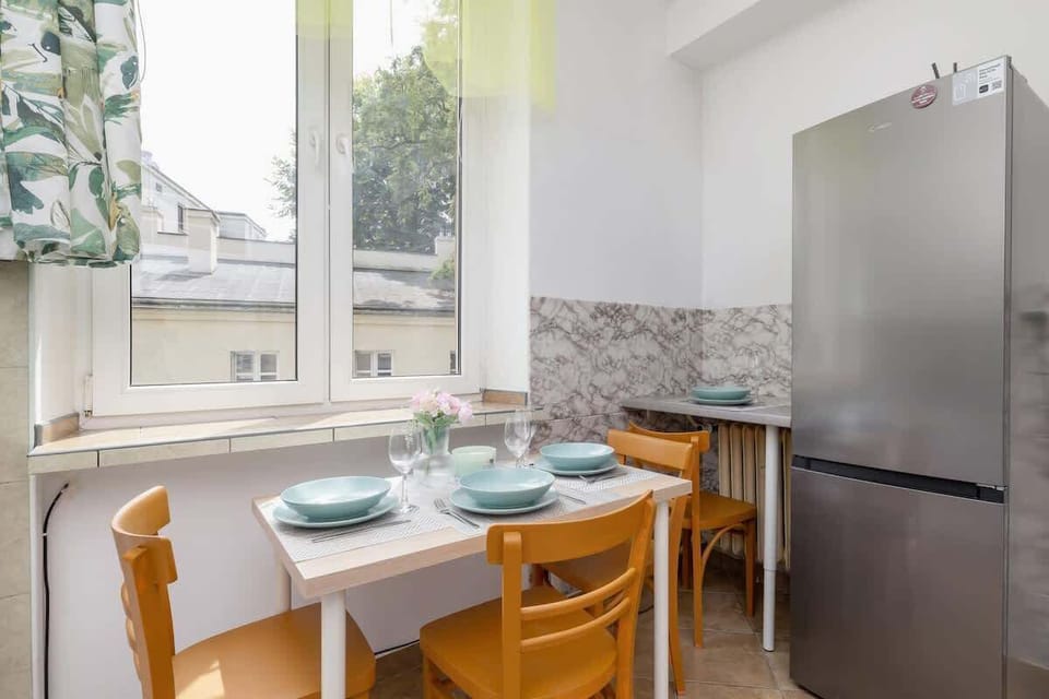 A view of the kitchen with a fridge and set table invites you to shared breakfasts.
