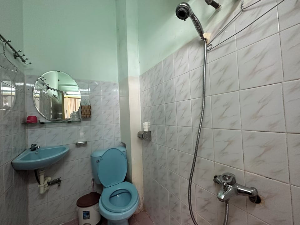 Standard Double Room | Bathroom | Shower, towels