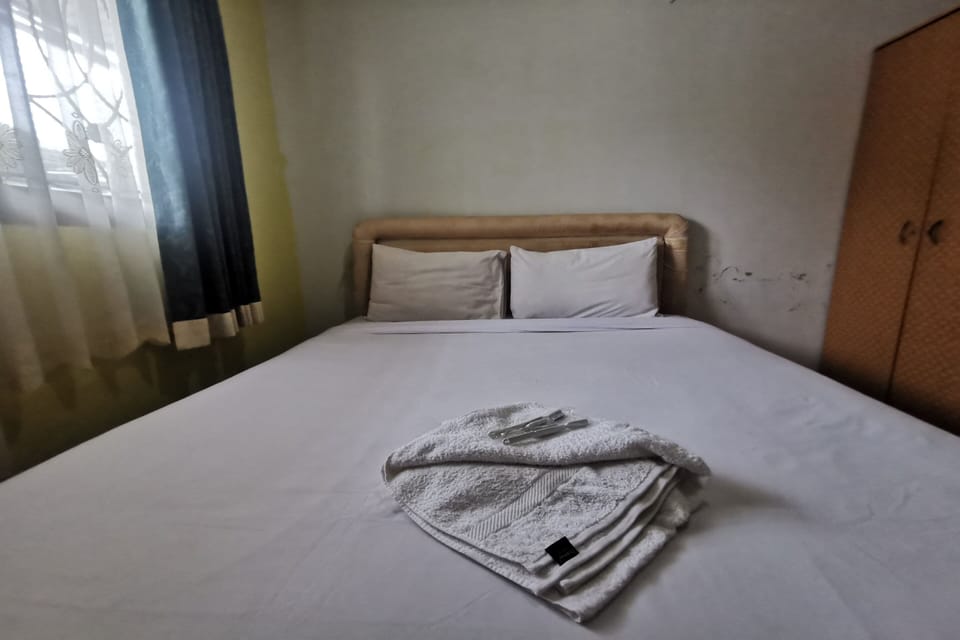 Deluxe Double Room | Laptop workspace, WiFi (free), bed sheets