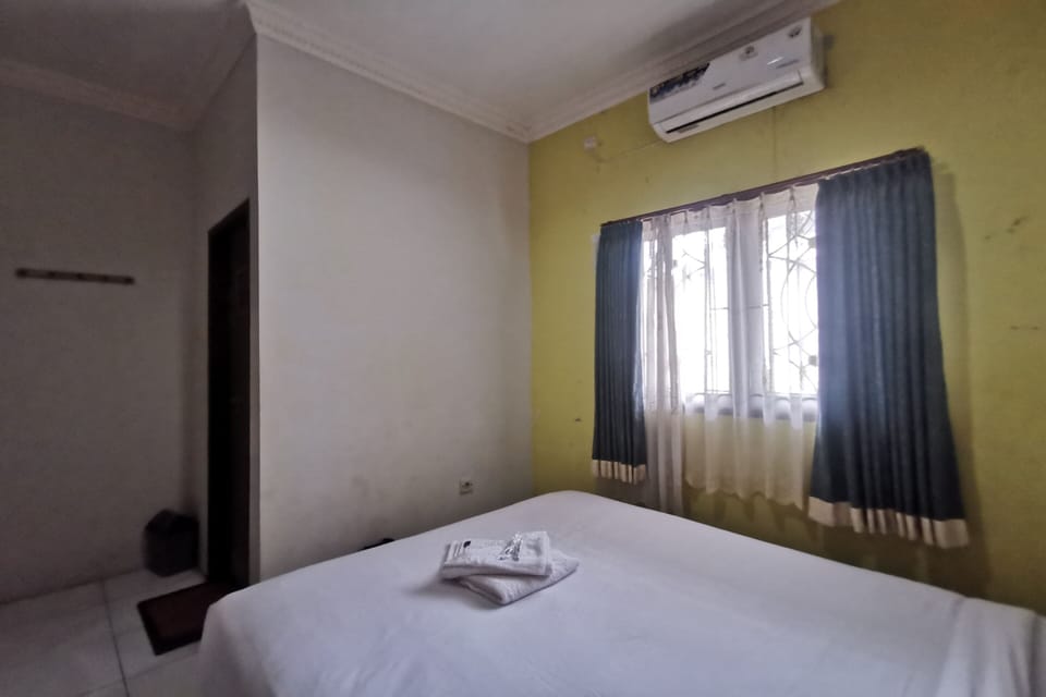 Deluxe Double Room | Laptop workspace, WiFi (free), bed sheets