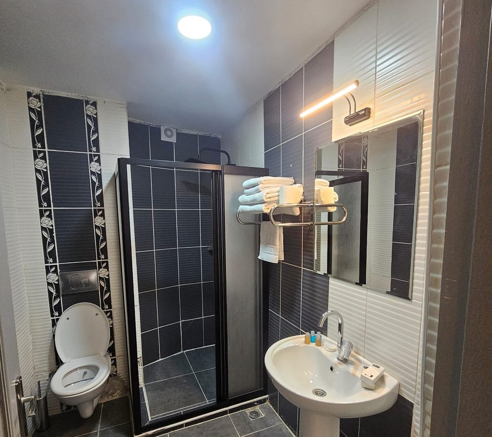 Classic Twin Room | Bathroom | Shower, rainfall showerhead, hair dryer, towels