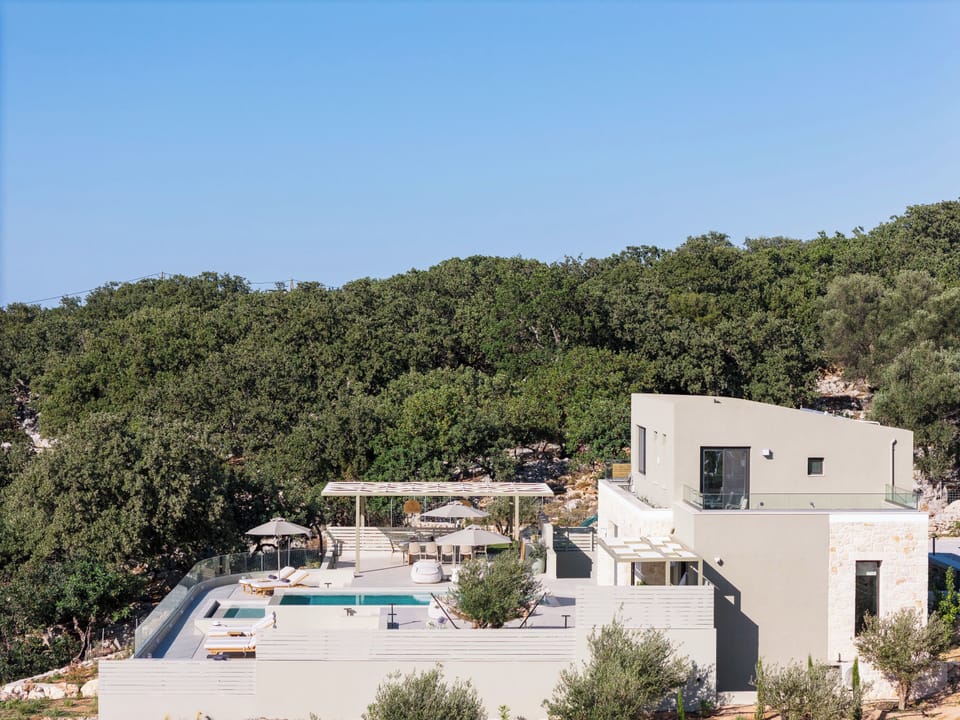 Idyllically situated close to the sheltered waters of Rethymno. 