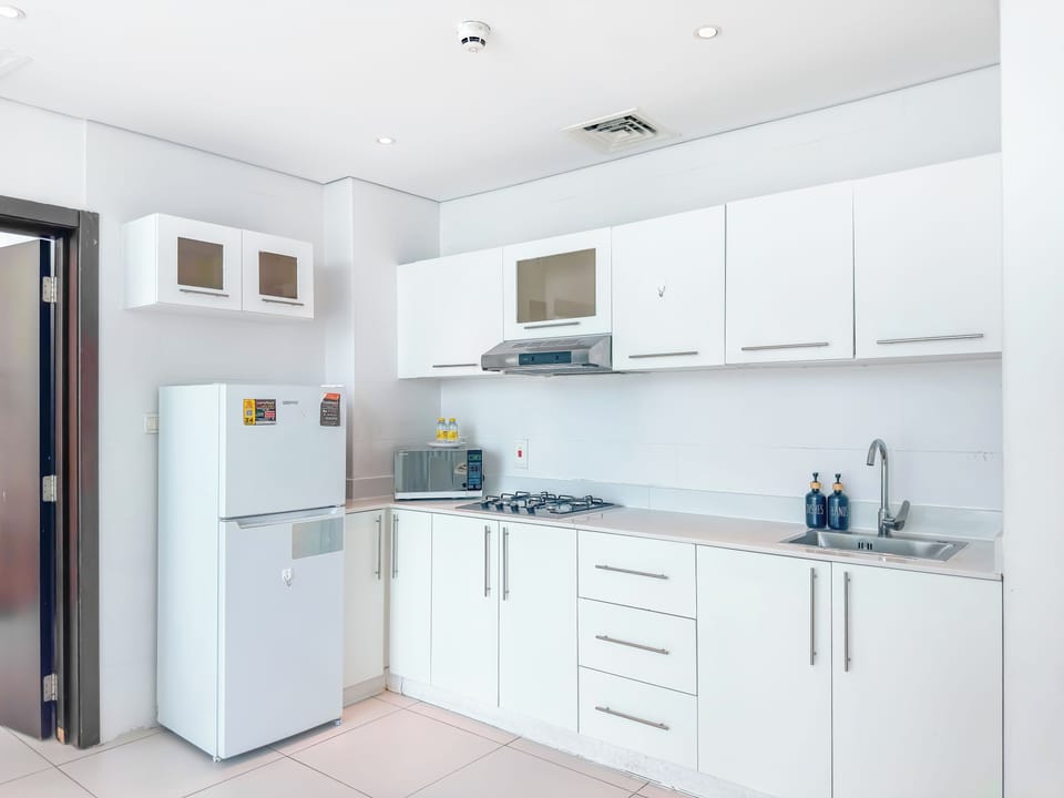 Full-size fridge, microwave, oven, stovetop
