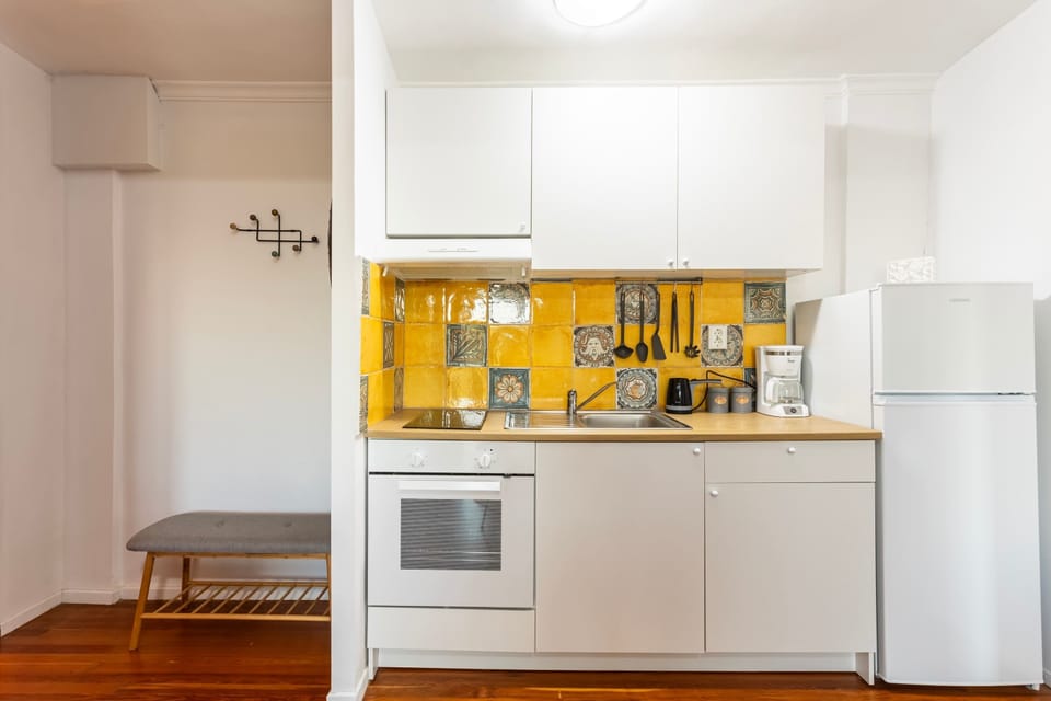Practical and modern kitchenette with all the essentials—oven, refrigerator, coffee maker, kettle, toaster, dishes, and cookware—making it easy to enjoy homemade meals on your holiday.