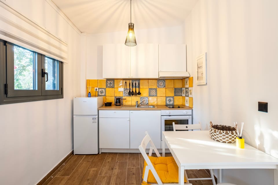 Fully Equipped Kitchenette with Modern Appliances
Cook with ease in a practical kitchen featuring everything you need, from an oven and refrigerator to dishes, cookware, and utensils.