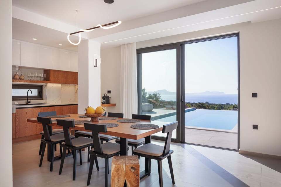Comfortable dining area featuring stunning views.