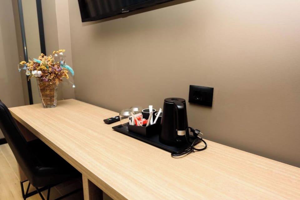 Double Room | Minibar, desk, bed sheets