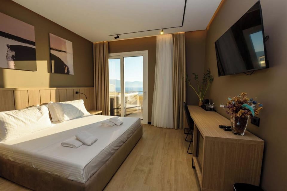 Suite, Hot Tub | Minibar, desk, bed sheets
