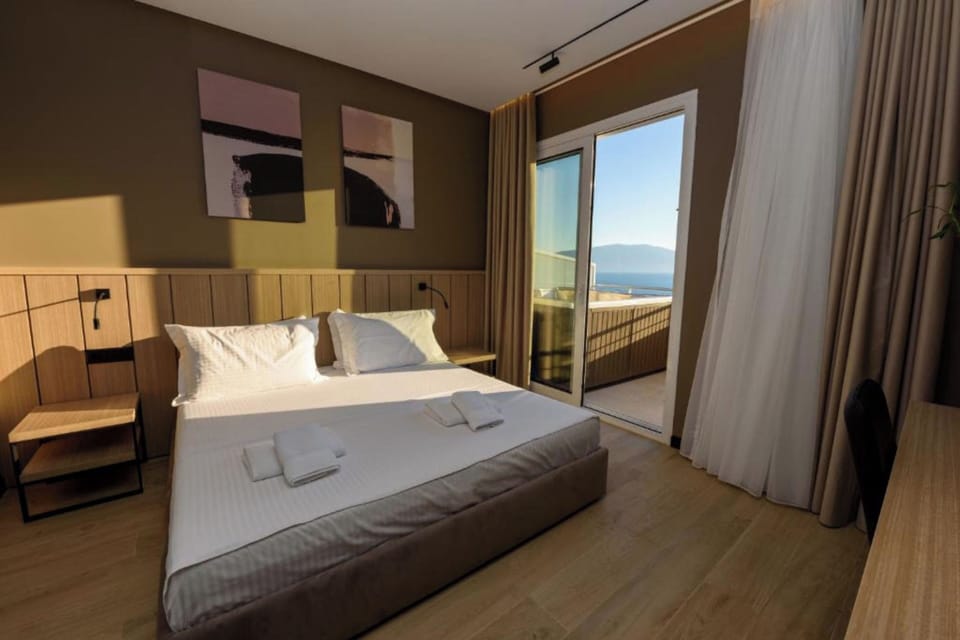Suite, Hot Tub | Minibar, desk, bed sheets