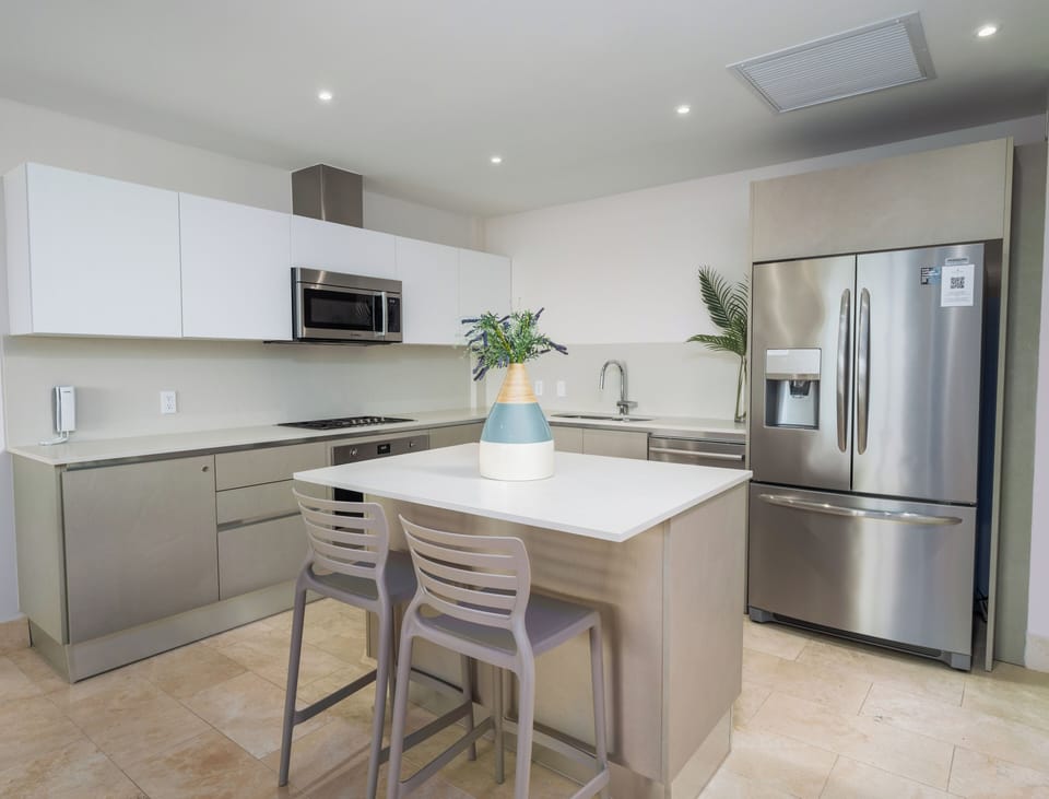 Kitchen and Kitchen island with 2 spaces. 