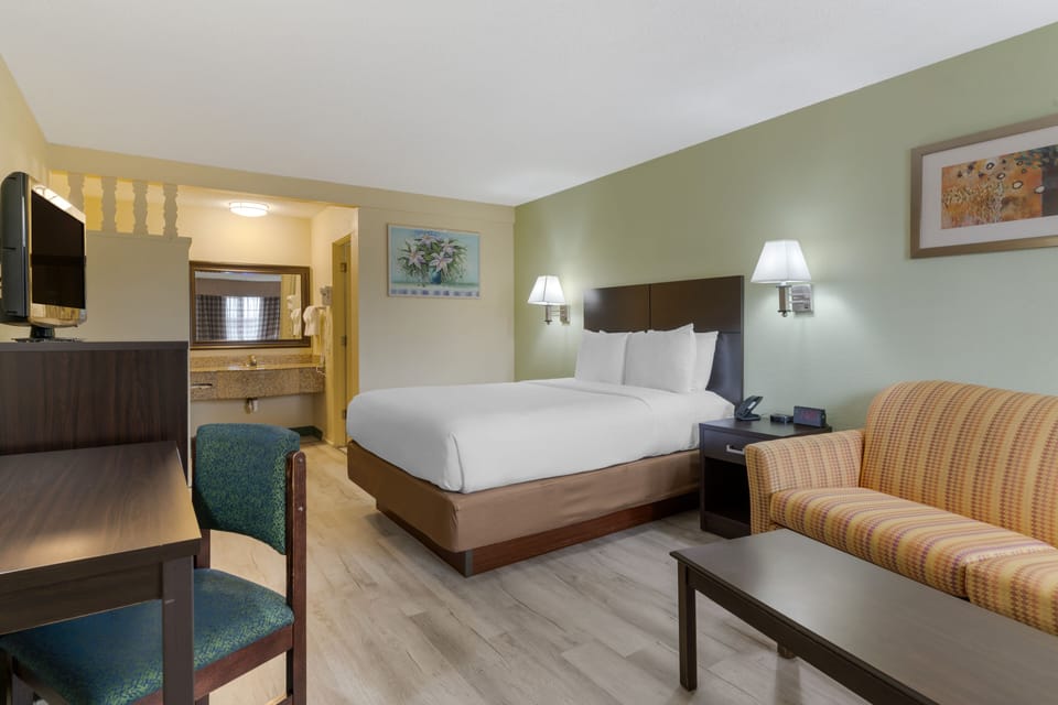 Deluxe Room, 1 Queen Bed | Living area | 32-inch flat-screen TV with satellite channels, TV