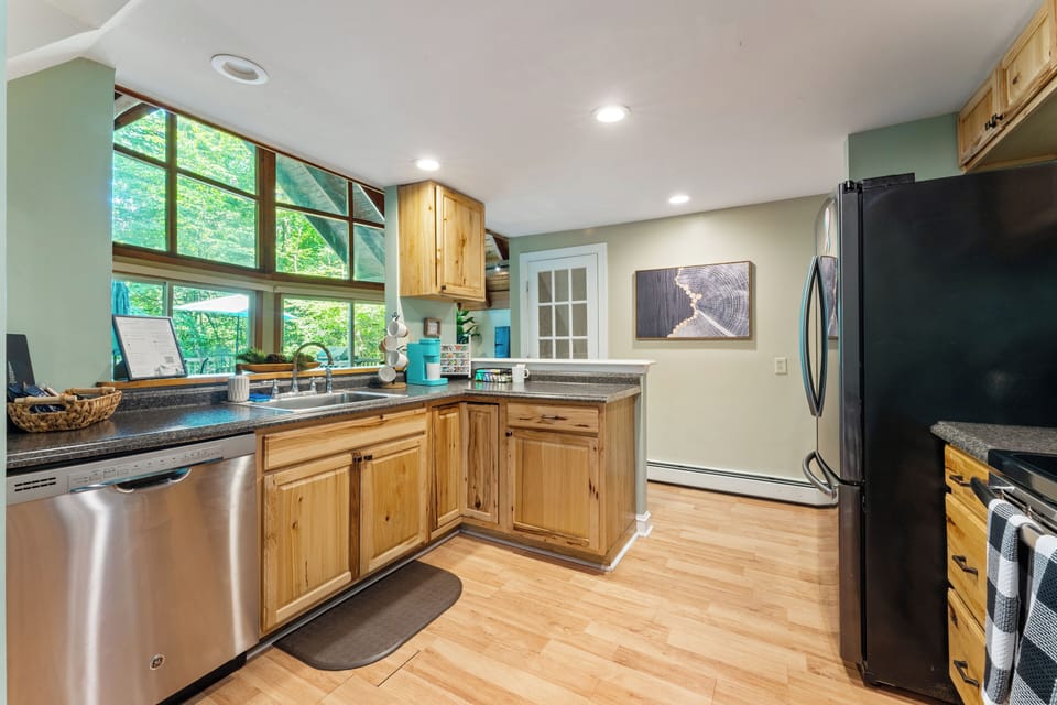 Open and accessible kitchen - perfect for preparing meals!