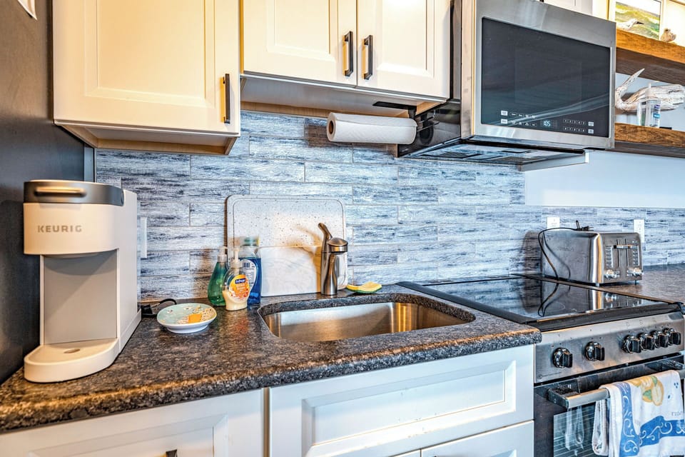 Mini kitchen area with amenities
