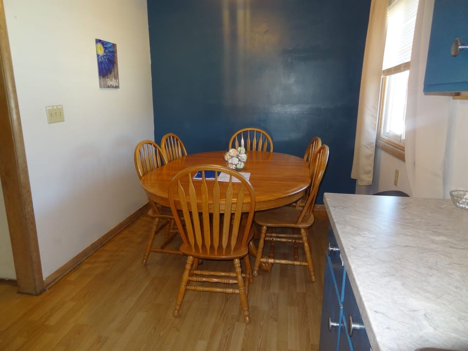 Dining Room. Seating for 6. 