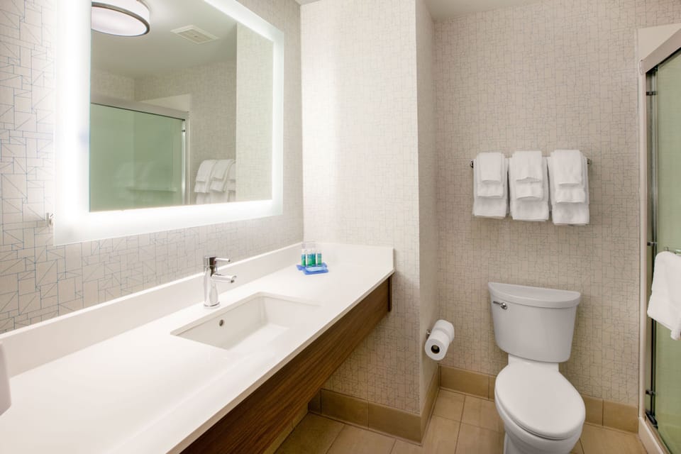 Combined shower/tub, towels