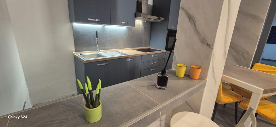 Comfort Room, Courtyard View | Shared kitchen | Fridge, dishwasher, cookware/dishes/utensils