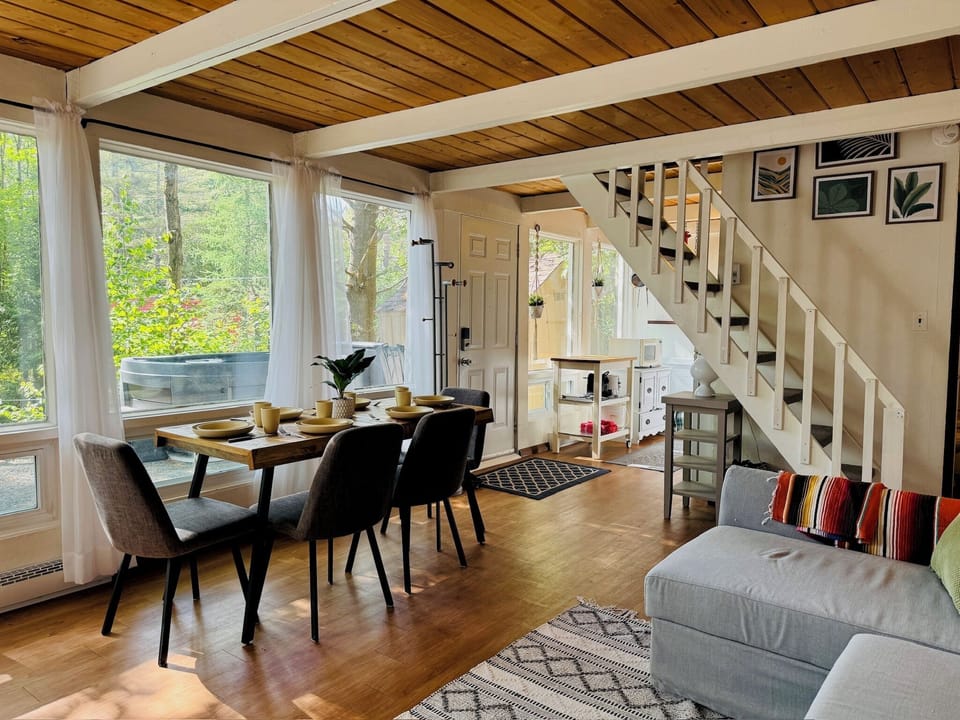 View of the dining room and big windows 