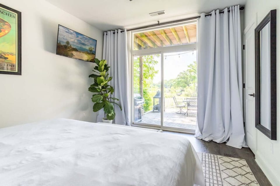 Wake up to breathtaking lakeside views from our plush king-size bed. This bedroom offers tranquility & comfort, ensuring a restful night`s sleep. A perfect retreat near Indiana Dunes National Park, Valpo University & 10 min to Downtown Valparaiso