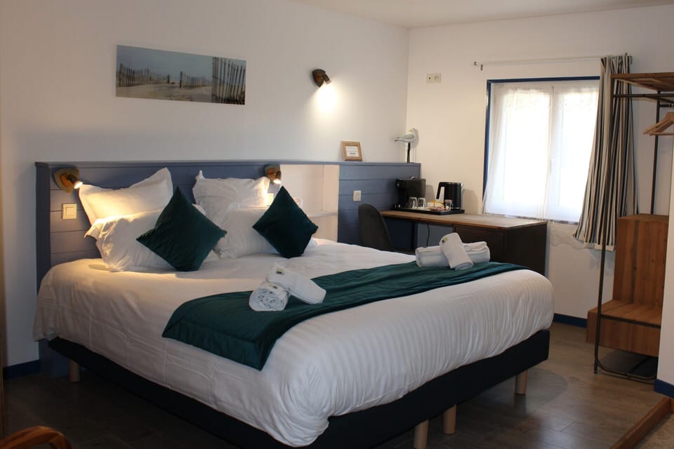 Comfort Double Room, Private Bathroom, Garden View (Utah/Gold) | Soundproofing, iron/ironing board, free WiFi