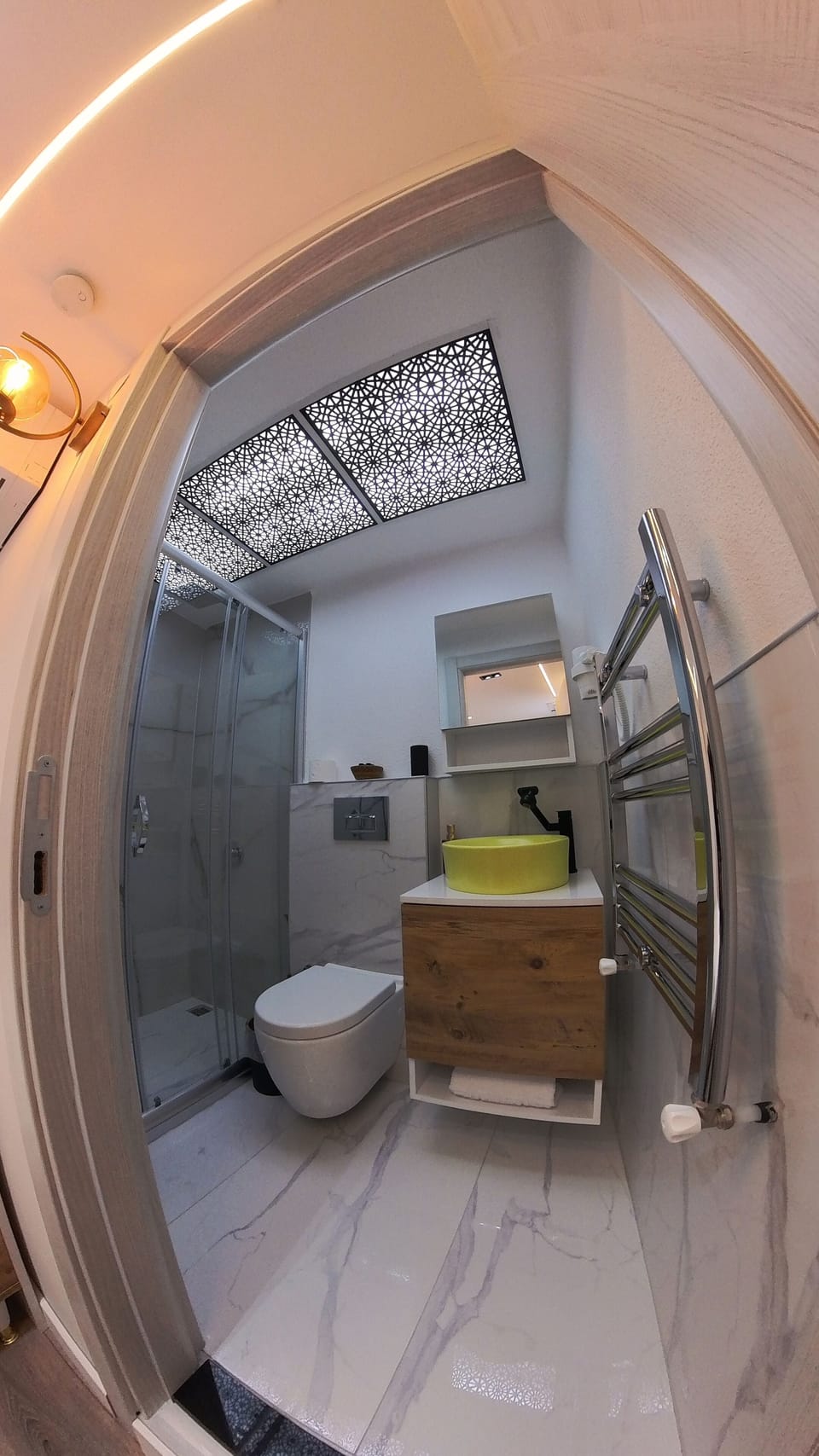 Standard Triple Room | Bathroom | Shower, rainfall showerhead, hair dryer, towels